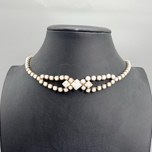 Colar gargantilha vintage em vidro leitoso com strass, década de 1950, 32-41 cm