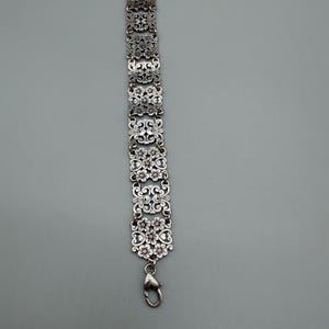 以下が含まれることがあります： 白い文字で「Welcome to our home」と書かれた素朴な木製サイン。 傷んだ仕上げとシンプルで魅力的なデザインで、玄関の装飾に最適です。