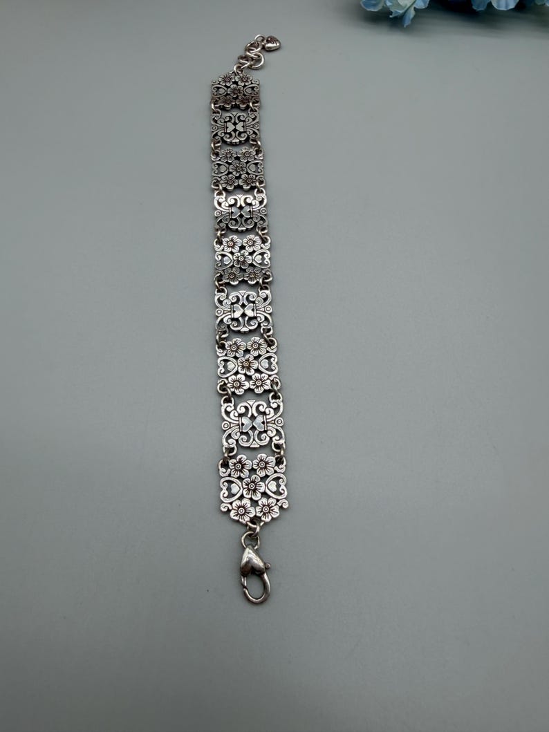 以下が含まれることがあります： 白い文字で「Welcome to our home」と書かれた素朴な木製サイン。 傷んだ仕上げとシンプルで魅力的なデザインで、玄関の装飾に最適です。