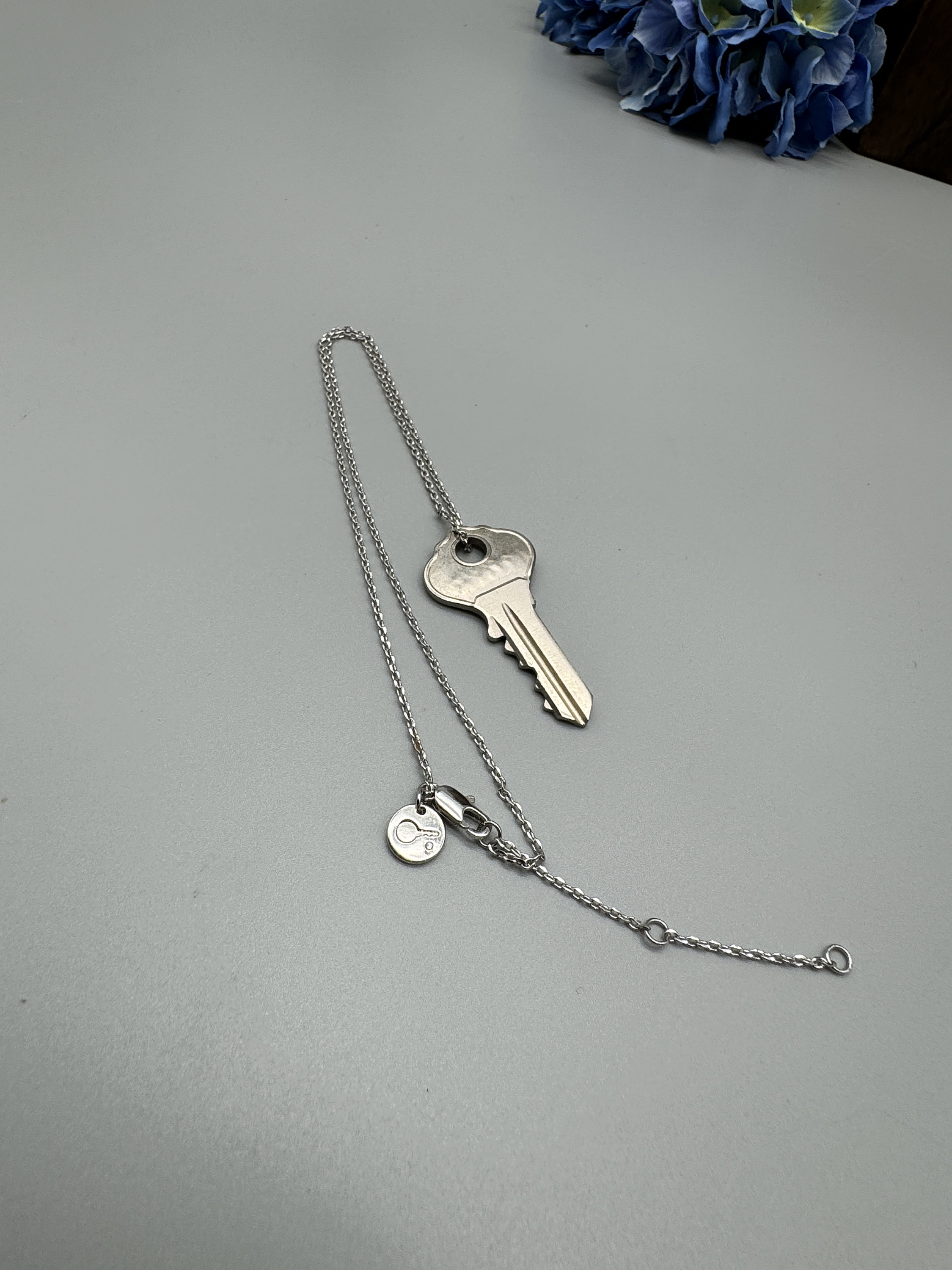 THE GIVING KEYS♡選べるチェーン♪Dainty ネックレス!! The Giving Keys Dainty Key Silver Necklace - Empower - Etsy
