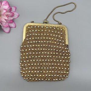 Bolso vintage con cuentas metálicas doradas fabricado en Hong Kong
