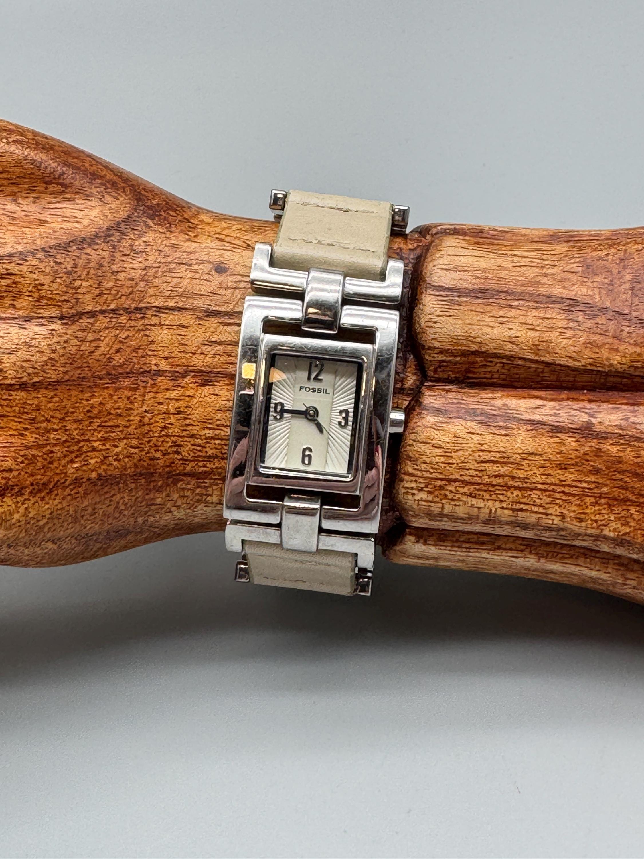 Vintage Fossil Women display picture 3