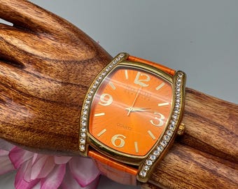 Joan Rivers Classic Collection – Orange klocka i konstläder med kristallbezel