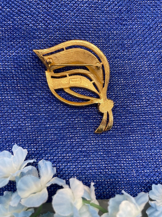 RARE FIND Vintage Trifari gold tone brooch Gem