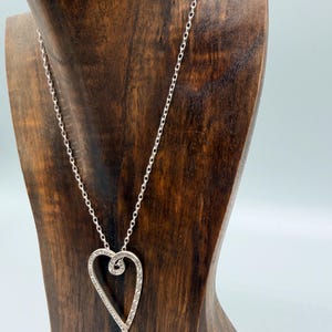 Pu&ograve; includere: Un cartello in legno rustico con la scritta "Welcome to our home" in lettere bianche. Il cartello presenta una finitura invecchiata e un design semplice e invitante, ideale per l'arredamento dell'ingresso.