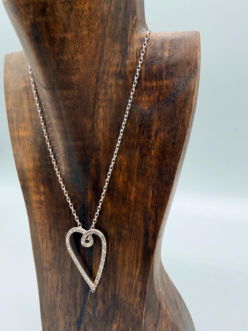 Pu&ograve; includere: Un cartello in legno rustico con la scritta "Welcome to our home" in lettere bianche. Il cartello presenta una finitura invecchiata e un design semplice e invitante, ideale per l'arredamento dell'ingresso.