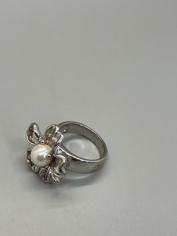 Silver tone daisy ring with center pearl size 9 - image 4