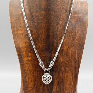 Puede incluir: Una taza de cer&aacute;mica blanca con un asa negra y el texto "But First, Coffee" en negro, en negrita. La taza est&aacute; sobre una superficie blanca.