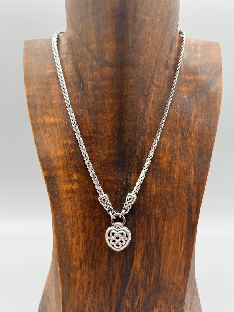 Puede incluir: Una taza de cer&aacute;mica blanca con un asa negra y el texto "But First, Coffee" en negro, en negrita. La taza est&aacute; sobre una superficie blanca.