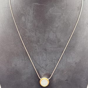 Puede incluir: Un juego de tres tazas de cer&aacute;mica con un acabado moteado y mate. Las tazas son de color crema, gris claro y gris oscuro. Cada taza tiene un dise&ntilde;o simple y minimalista, ideal para caf&eacute; o t&eacute;.