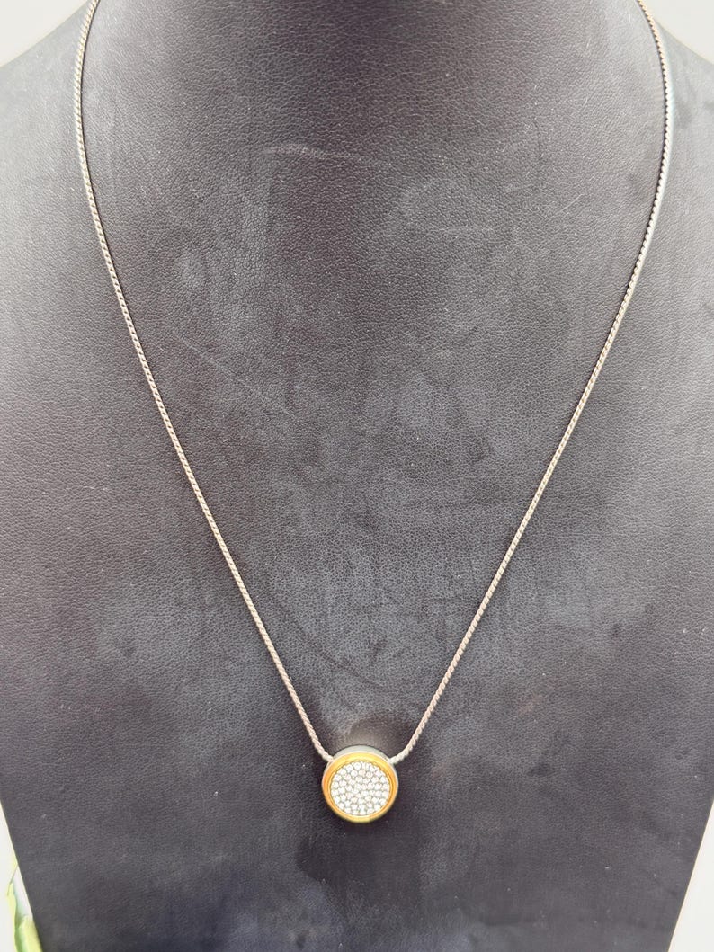 Puede incluir: Un juego de tres tazas de cer&aacute;mica con un acabado moteado y mate. Las tazas son de color crema, gris claro y gris oscuro. Cada taza tiene un dise&ntilde;o simple y minimalista, ideal para caf&eacute; o t&eacute;.