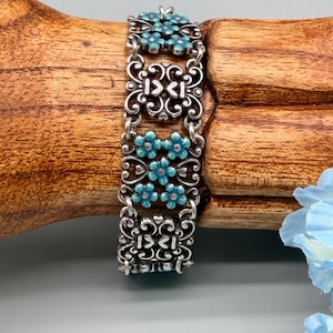 以下が含まれることがあります： 斑点のあるマット仕上げのセラミックマグカップ3個セット。マグカップはクリーム色、ライトグレー、ダークグレーです。各マグカップはシンプルでミニマリストなデザインです。