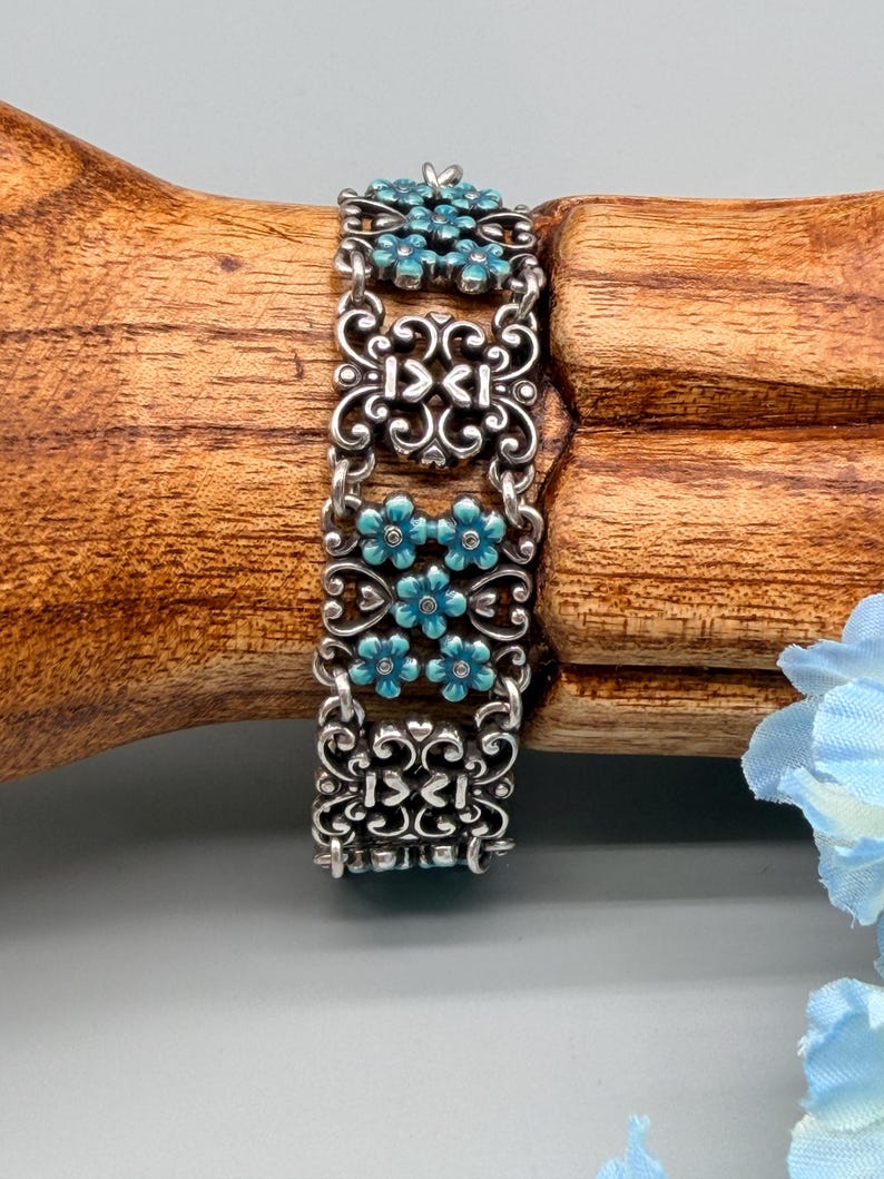 以下が含まれることがあります： 斑点のあるマット仕上げのセラミックマグカップ3個セット。マグカップはクリーム色、ライトグレー、ダークグレーです。各マグカップはシンプルでミニマリストなデザインです。