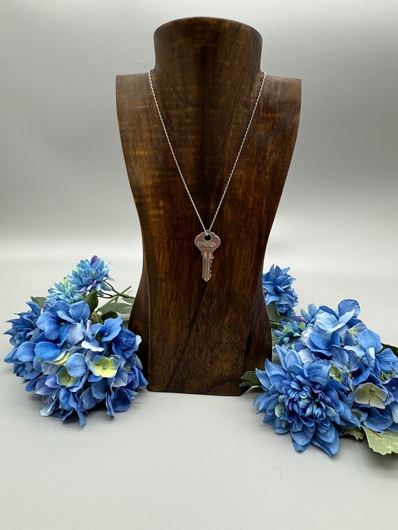 THE GIVING KEYS♡選べるチェーン♪Dainty ネックレス!! Mini Key Necklace with Hand Engraved Word | The Giving Keys