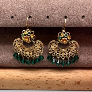 Orecchini pendenti vintage in filigrana verde, oro e giallo di Joan Rivers