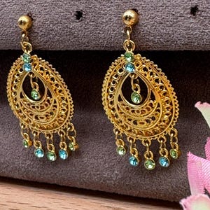 Orecchini pendenti vintage in filigrana color oro con cristalli blu e verdi di Joan Rivers