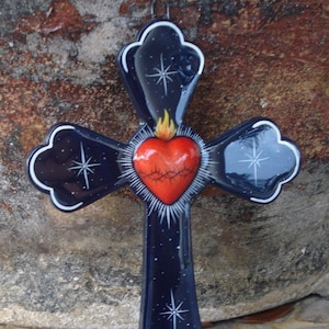 Décor en céramique de croix de coeur | Croix artistique Saint-Esprit | Style de charme Ex Voto Nicho | Céramique Artistique Croix Saint-Esprit Milagro Charms