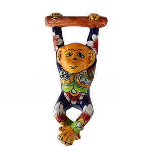 Cerámica de Talavera con forma de mono, ideal para decorar tu hogar, cocina, patio y jardín.