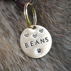 Médaille pour chien personnalisée - Coeurs et empreintes de pattes - Médaille pour chien estampée à la main - Médaille de collier pour chien Canada - Médaille pour chien personnalisée - Médaille d'identification de chat - Médaille d'identification pour animal de compagnie