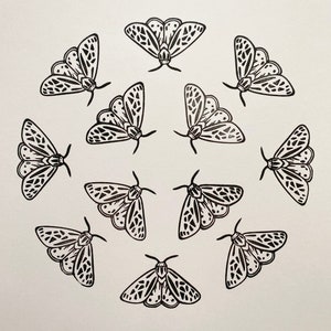Grammia arge, arge tijgermot, met de hand gesneden rubberstempel, wilde stempel, motprint, natuurleven, stempel, kinderambachten, montessori geïnspireerd