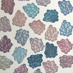 Pode incluir: Um padrão de formas de flores estilizadas azuis, verdes e rosas sobre um fundo branco.