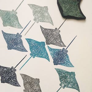 Gefleckter Adlerrochen Stempel, Raja Narinari, geschnitzter Tier Stempel, Fisch Druck, Adlerrochen Kunst, Wildtier Kunstdruck, diy Poster