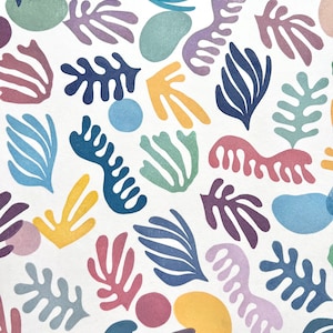 K&ouml;nnte beinhalten: Ein wei&szlig;er Hintergrund mit einem Muster aus bunten abstrakten Formen. Die Formen erinnern an Bl&auml;tter und Blumen. Die Farben sind Blau, Gr&uuml;n, Gelb, Lila und Rosa.