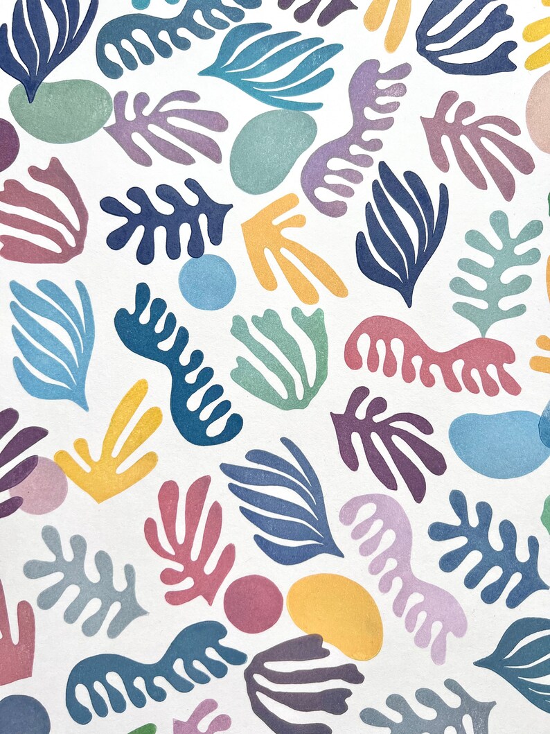 K&ouml;nnte beinhalten: Ein wei&szlig;er Hintergrund mit einem Muster aus bunten abstrakten Formen. Die Formen erinnern an Bl&auml;tter und Blumen. Die Farben sind Blau, Gr&uuml;n, Gelb, Lila und Rosa.
