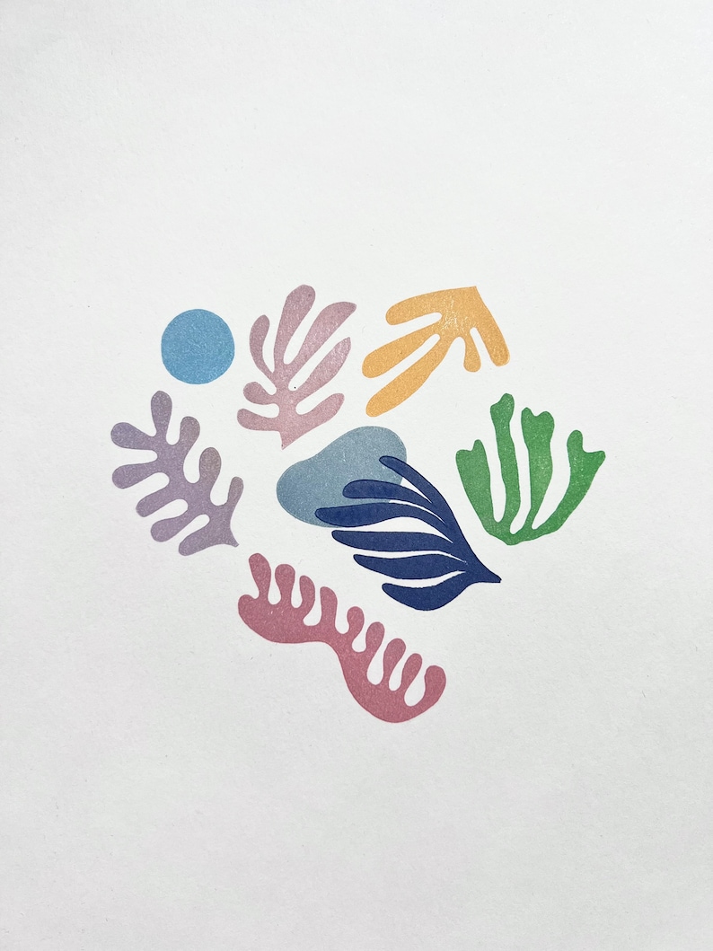 K&ouml;nnte beinhalten: Ein abstrakter Druck mit verschiedenen Formen und Farben, darunter ein blauer Kreis, eine hellblaue ovale Form, ein dunkelblaues Blatt, ein gr&uuml;nes Blatt, ein gelbes Blatt, ein rosa Blatt und ein korallenfarbenes Blatt.