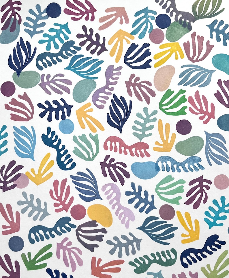 K&ouml;nnte beinhalten: Abstrakter Kunstdruck mit wei&szlig;em Hintergrund und einer Vielzahl von bunten Formen und Mustern. Die Formen erinnern an Bl&auml;tter und &Auml;ste und sind in Blaut&ouml;nen, Gr&uuml;n, Gelb, Rosa und Lila gemalt.