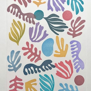 K&ouml;nnte beinhalten: Abstrakter Kunstdruck mit einer Vielzahl von bunten Formen und Mustern, darunter Bl&auml;tter, &Auml;ste und Kreise. Der Druck ist in einer gedeckten Farbpalette aus Blau, Gr&uuml;n, Lila, Rot und Gelb gehalten.