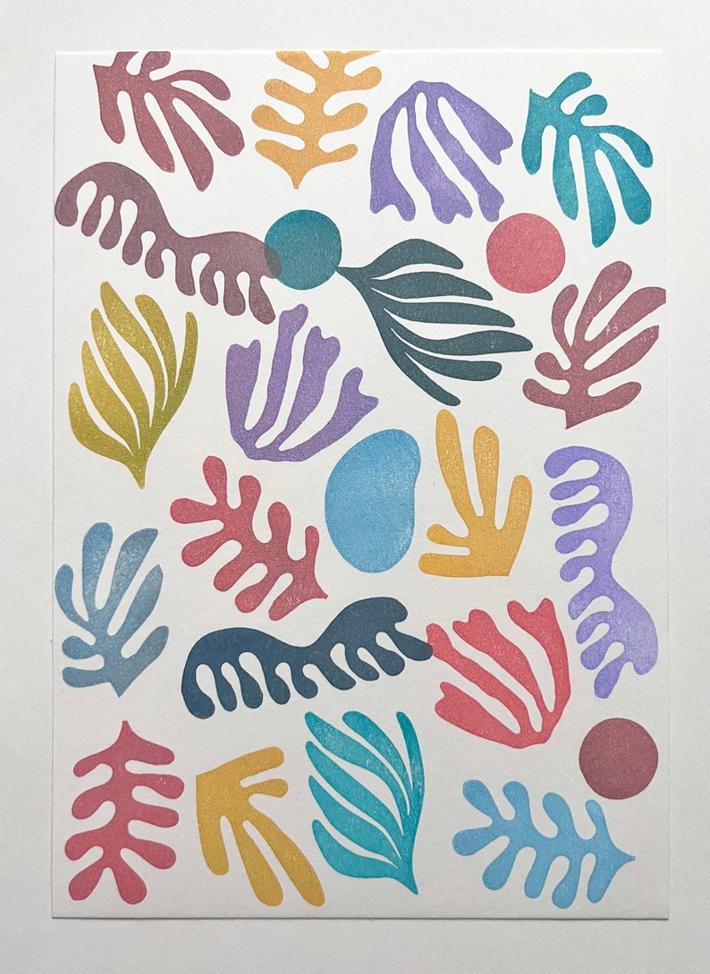 K&ouml;nnte beinhalten: Abstrakter Kunstdruck mit einer Vielzahl von bunten Formen und Mustern, darunter Bl&auml;tter, &Auml;ste und Kreise. Der Druck ist in einer gedeckten Farbpalette aus Blau, Gr&uuml;n, Lila, Rot und Gelb gehalten.