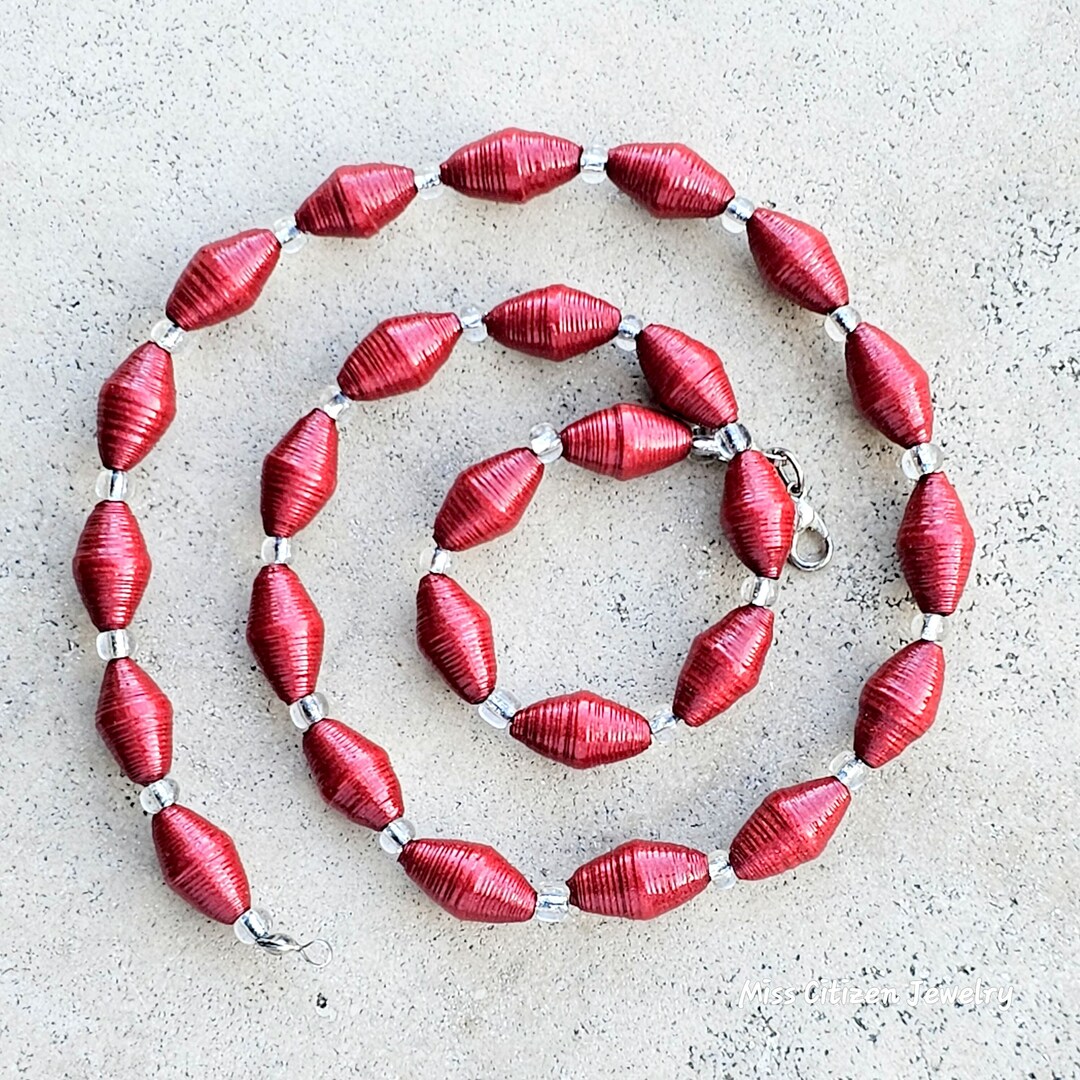 Collier avec perles rouges en papier recyclé fait main et intercalaires ...