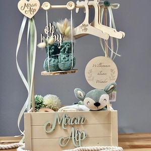 Babygeschenk - Baby Kleiderstange mit Schaukel - Windeltorte - personalisierte Babygarderobe, Geschenk zur Geburt, Holzkiste mit Namen,