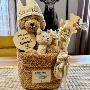 Baby Geschenk Set - Teddy Bär - Geburtstagskrone bestickt - Aufbewahrungskorb