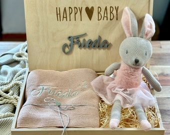 Geschenkset Baby - Holz Erinnerungsbox befüllt  - Geburt - Hase Spielfigur - Geschenk zur Geburt - Strickdecke Baby personalisiert -Mädchen