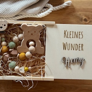 personalisiertes Geschenkset in Natur Holzbox -  inklusive Karte aus Büttenpapier - Geschenk zur Geburt - Taufe - Geburtstag - Thema Bär