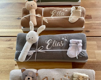 Geschenkset Baby -  mit Strick Babydecke  personalisiert - mit Namen - Rassel und Söckchen - Geschenkset Baby - Taufgeschenk