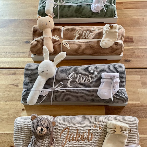 Geschenkset Baby -  mit Strick Babydecke  personalisiert - mit Namen - Rassel und Söckchen - Geschenkset Baby - Taufgeschenk