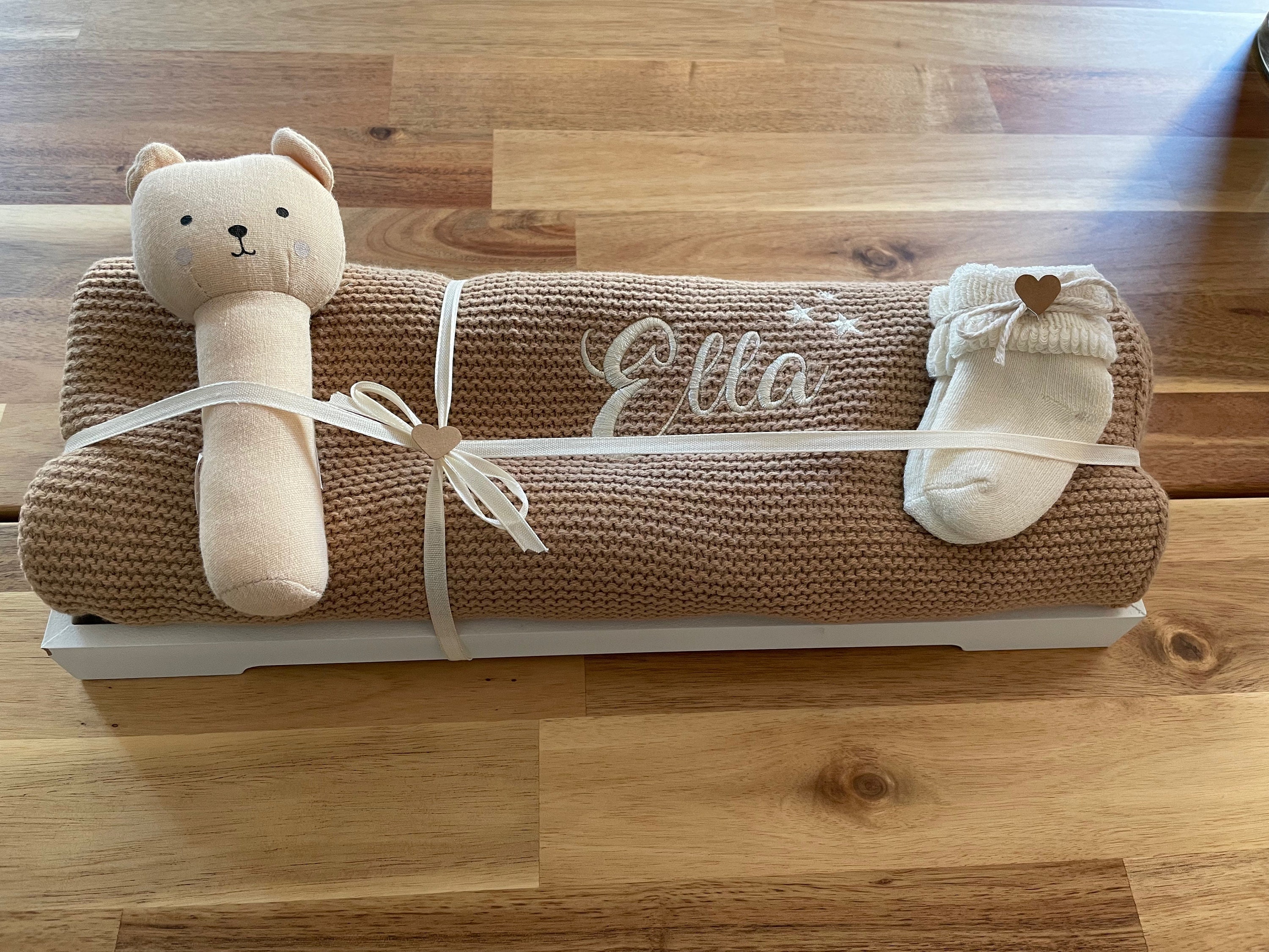 geschenkset-baby-mit-strick-babydecke-personalisiert-mit-namen
