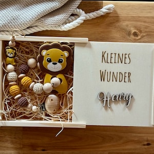 personalisiertes Geschenkset in Natur Holzbox -  inklusive Karte aus Büttenpapier - Geschenk zur Geburt - Taufe - Geburtstag - Thema Löwe