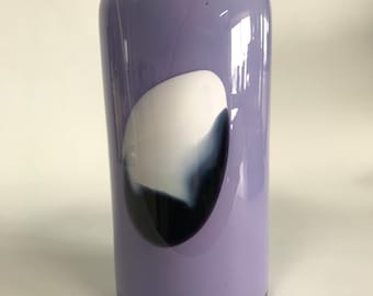 Könnte beinhalten: Eine hohe, zylindrische Glasvase in helllila. Die Vase hat ein großes, abstraktes weiß-blaues Design in der Mitte. Der Boden der Vase ist mit dem Text "Kosta Boda Sweden" gekennzeichnet.