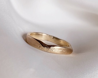 Sustainably Crafted: Distressed Texture Wedding Band in 9 Carat Recycled Gold - Unique Gold Wedding Ring