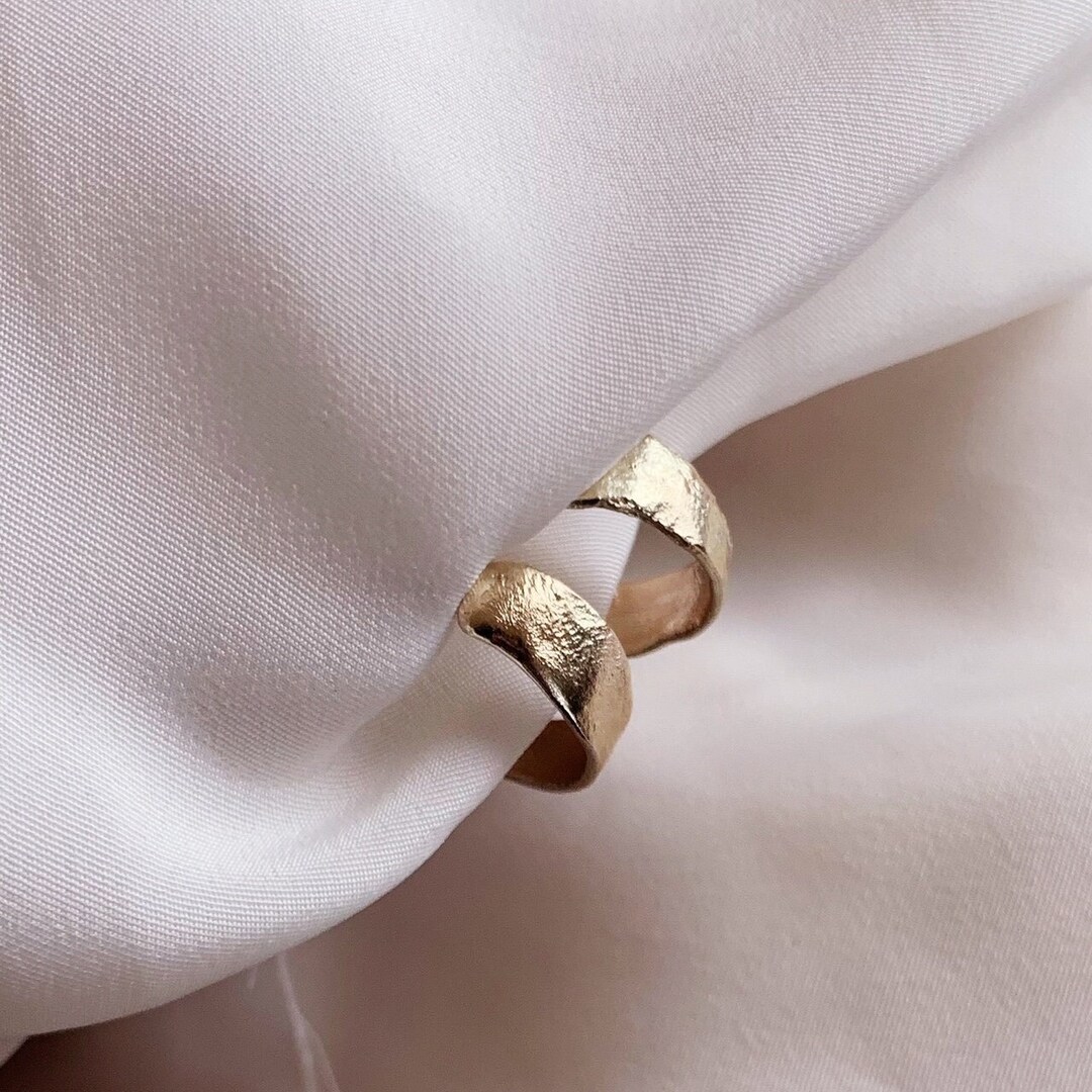 GARDENIA TEXTURED HOOP GOLD - L main image 0
