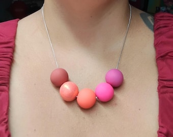 Collar de cuentas de arcilla polimérica: Joyas llamativas y coloridas, un toque de color divertido