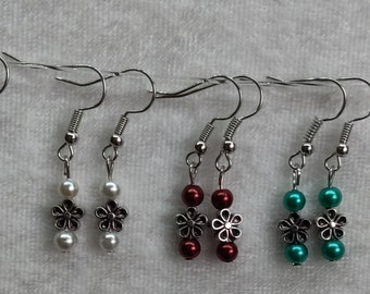 Metal Daisy and Pearl Dangle Earrings / Wedding Jewelry / Bridesmaids Jewelry / Flower Earrings / Simple Earrings / Casual Wear / 10009