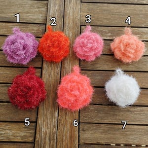 Può includere: Una collezione di sette spugne fatte a mano, rotonde e strutturate, in vari colori. I colori includono sfumature di viola, arancione, rosa, pesca, rosso, corallo e bianco. Ogni spugna ha un anello per appenderla.