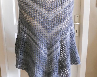 Crochet poncho made of grey gradient