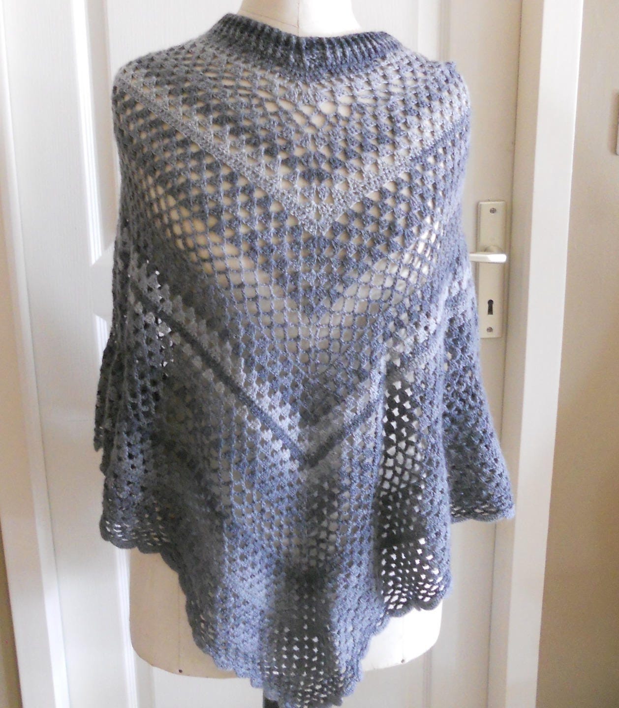 Poncho Réalisé Au Crochet Dégradé de Gris
