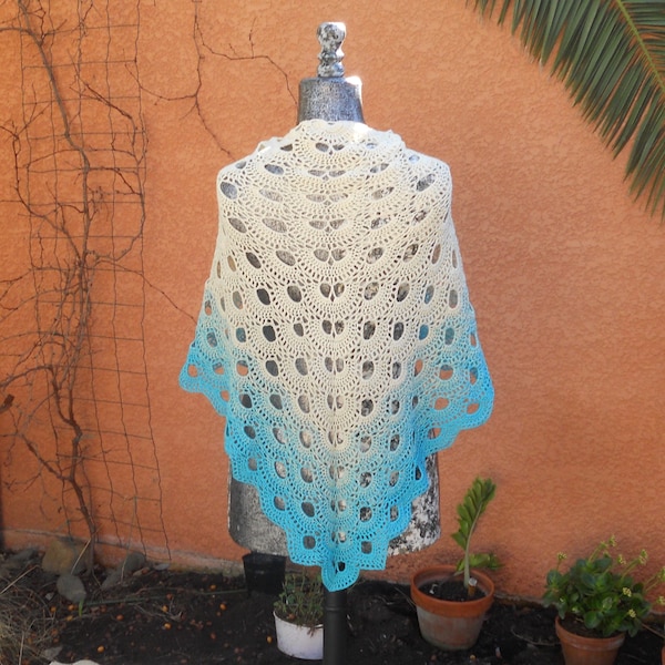 Châle Orchidée crocheté à la main dégradé blanc, crème et turquoise